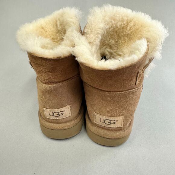 UGG Mini Bailey Button II in Chestnut US Size 8 Euro 39 ankle. Boot sheepskin - Picture 14 of 16